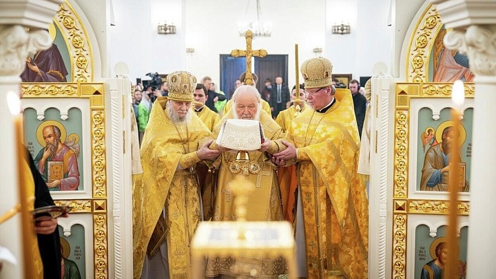 Патриарх Кирилл посоветовал храму поднять повыше подаренную им икону