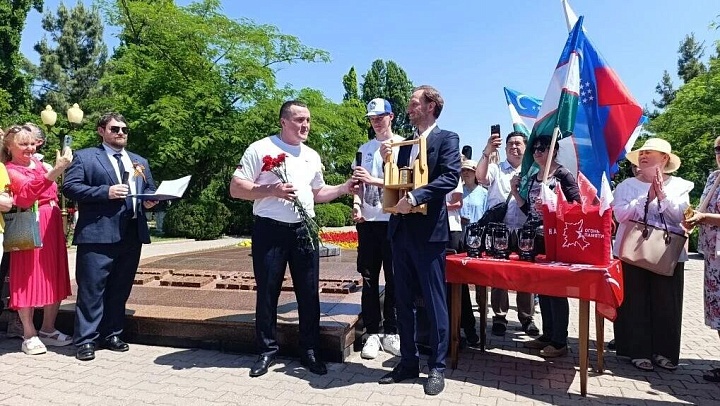 Денис Лебедев доставил частицу Вечного огня в Узбекистан