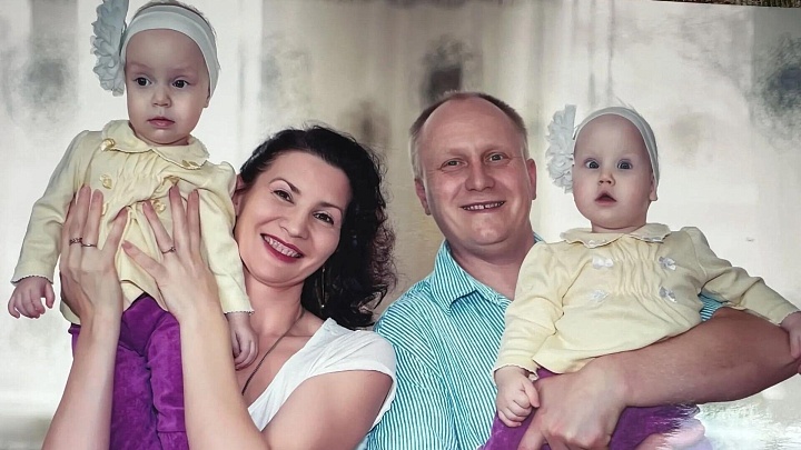 Конечно! Вот варианты переписанного заголовка без потери смысла:1. «Появились темные пятна»: в чем причина смерти матери троих детей из Приморья  2. Почему мать троих детей из Приморья скончалась после появления темных пятен  3. Мать троих детей из Примор